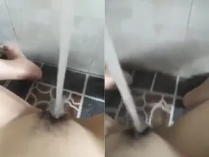 Cô bạn gái thủ dâm cực mạnh với vòi nước